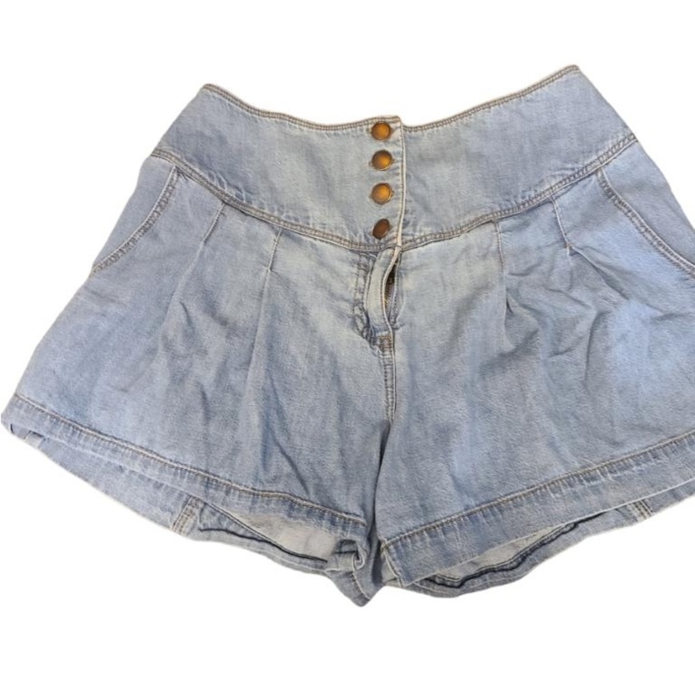 Free People Jean Shorts Size 6 90s vibe!  Light wash